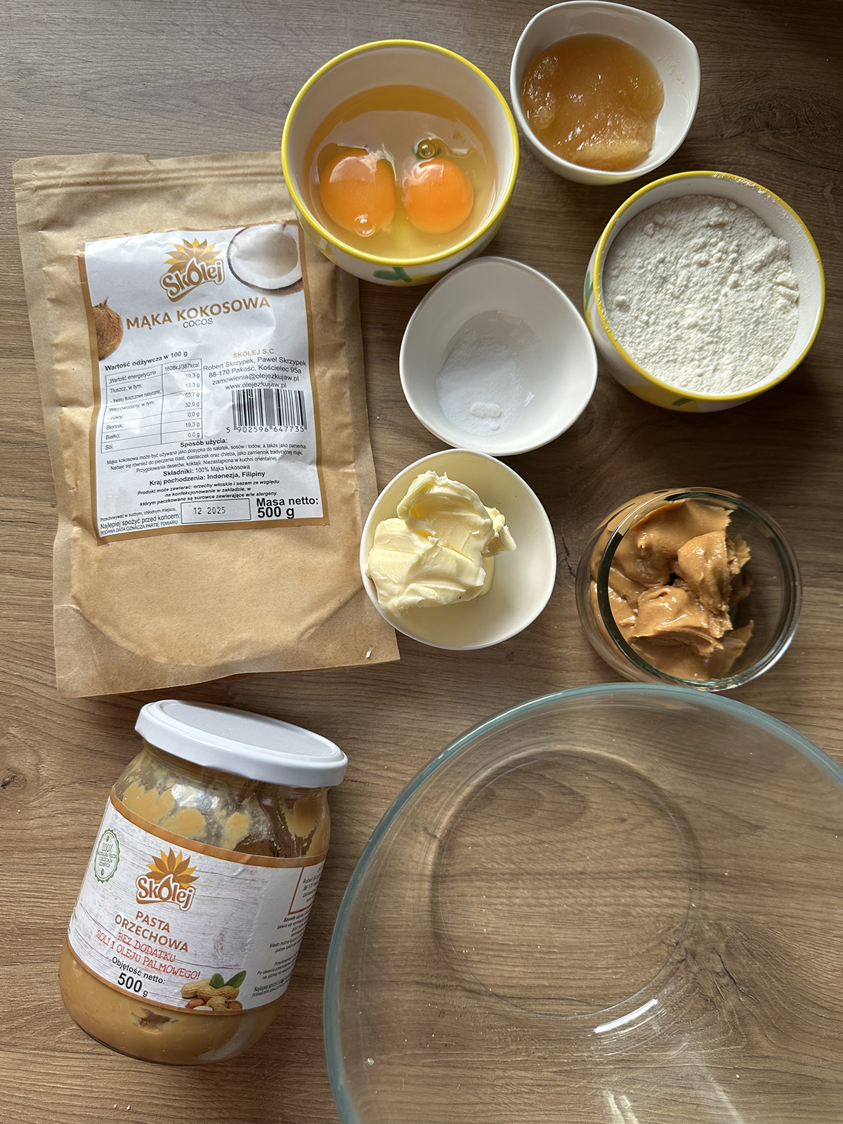 Składniki na orzechowe ciasteczka z mąki kokosowej