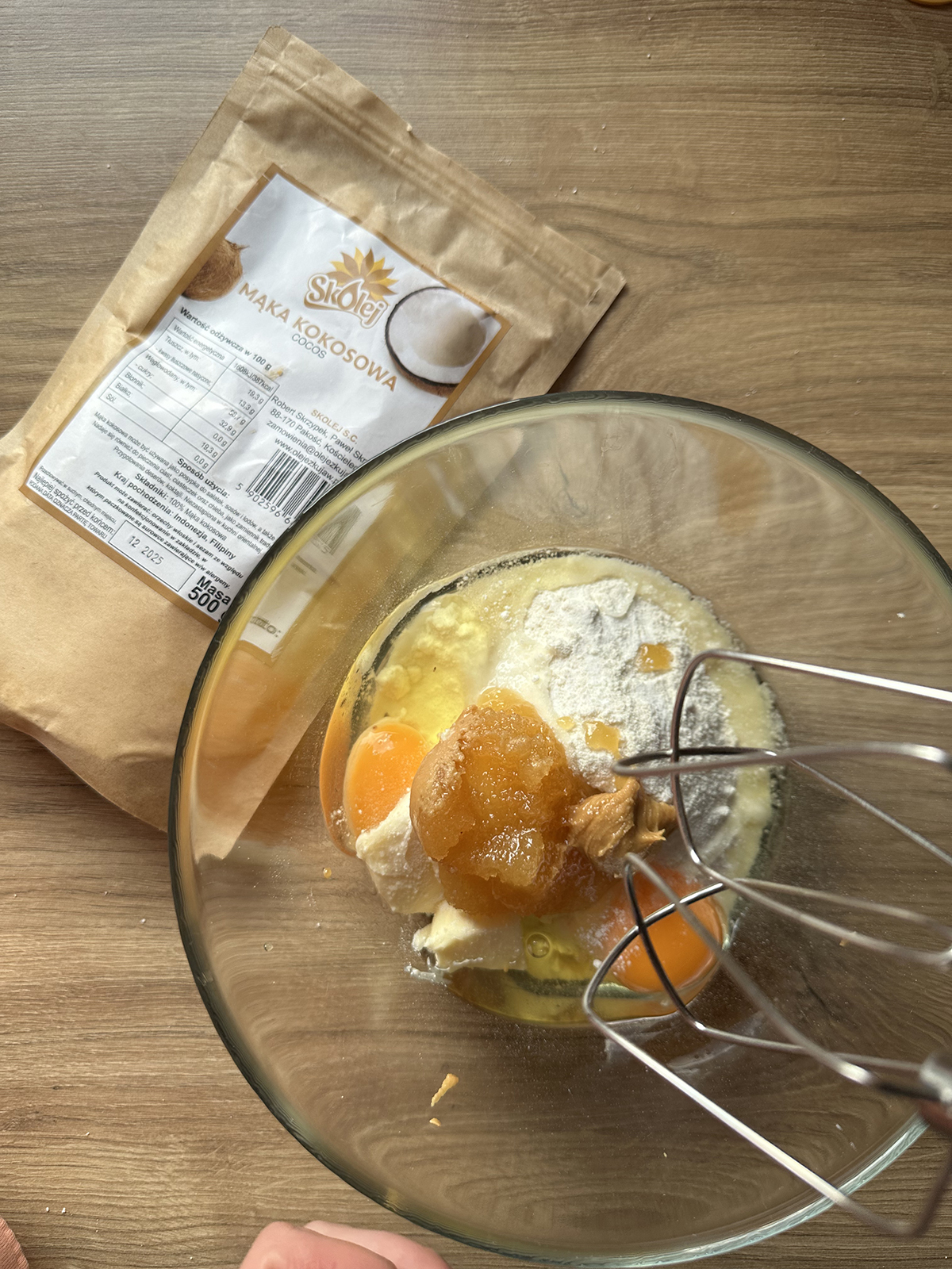 Formowanie ciasteczek orzechowych widelcem