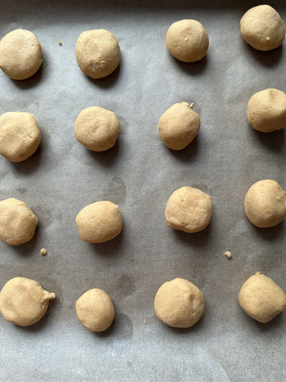 Porcja ciasteczek z mąki kokosowej na blasze przed pieczeniem