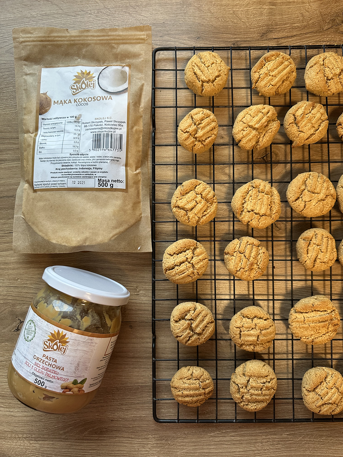 Upieczone orzechowe ciasteczka z mąki kokosowej – gotowy efekt