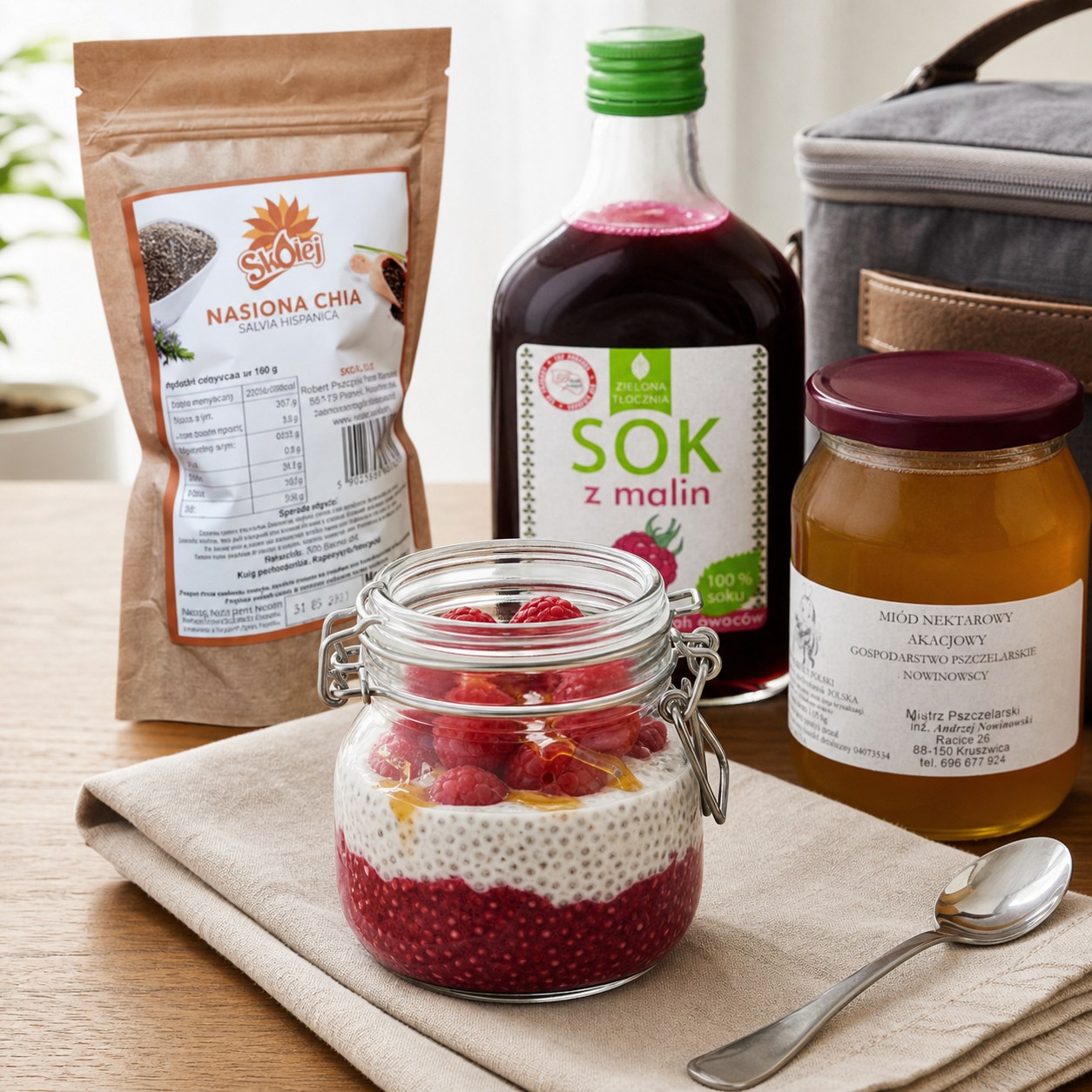 Bezglutenowy malinowy pudding chia spakowany do pracy