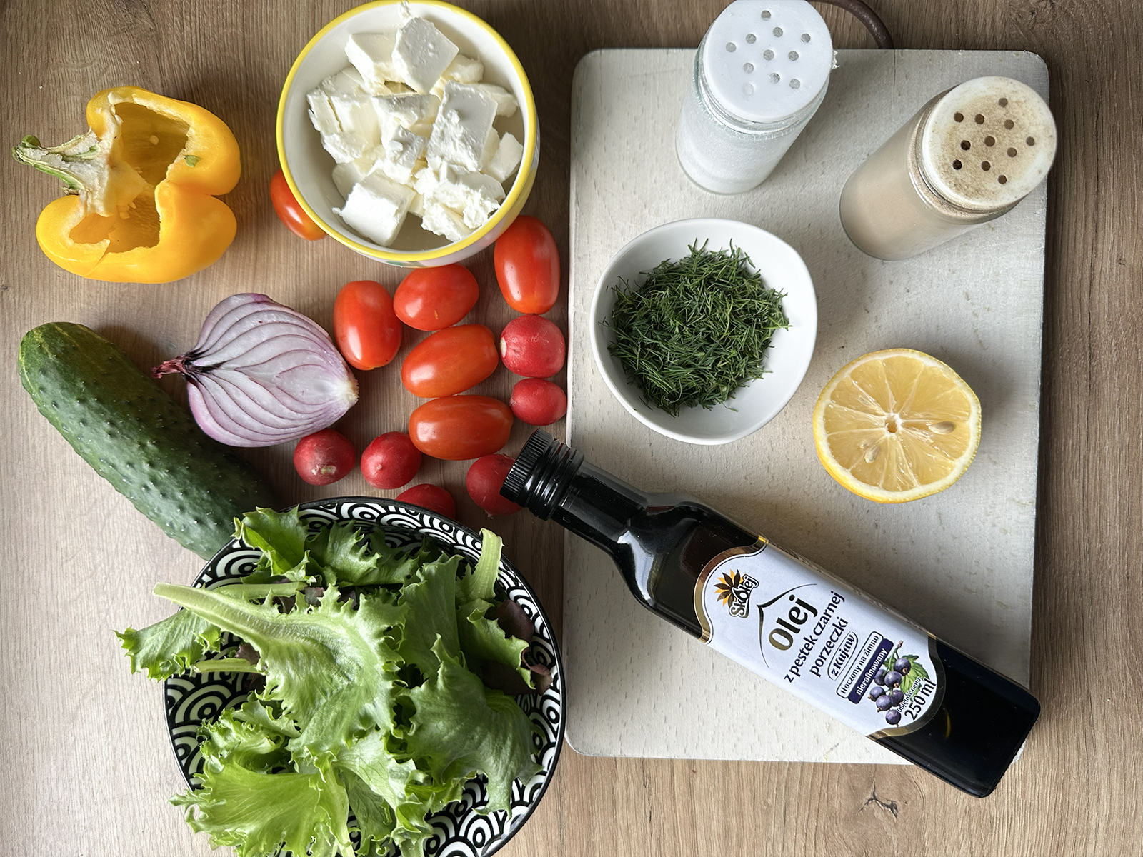 Świeża sałatka z ogórkiem i fetą – składniki