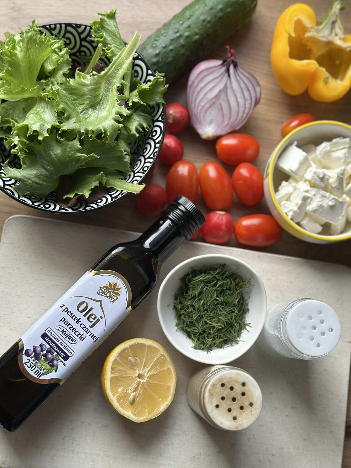 Gotowa sałatka z fetą i olejem z pestek czarnej porzeczki